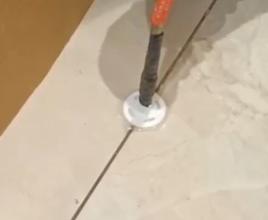 重庆瓷砖空鼓维修公司专业解答瓷砖在铺贴过程中，如果没有涂抹均匀到位的粘结材料（如水泥砂浆或瓷砖胶），可能会导致以下问题