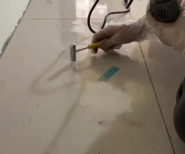 重庆瓷砖开裂维修公司专业分享瓷砖在铺贴前如果没有沥干水分，将会导致以下问题