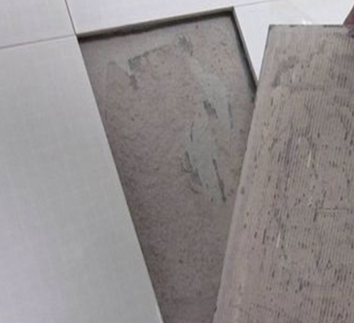 重庆瓷砖空鼓维修公司分享瓷砖铺贴时如果打浆（即涂抹在瓷砖背面和基层上的砂浆或瓷砖胶）过少，会带来以下问题